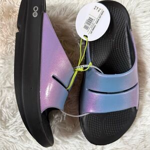 OOFOS Women's Sandals in Black and Iridescent Purple-Blue